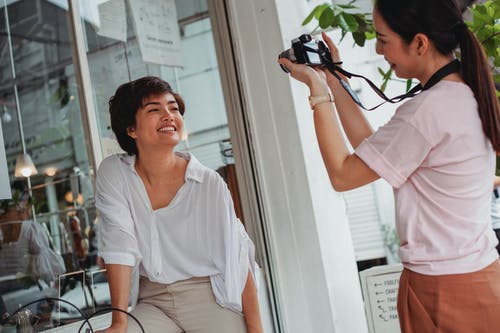 播种内容女性在相机上拍照的族裔女人 · 免费素材图片