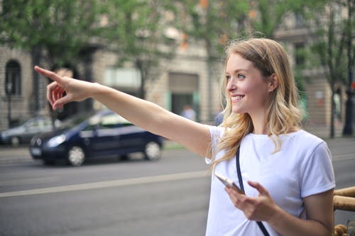 白色圆领t恤的女人 · 免费素材图片