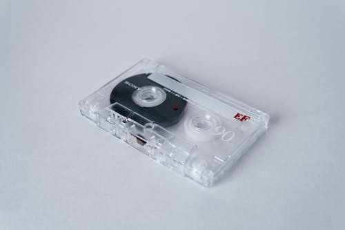 白色桌上的白色盒式磁带 · 免费素材图片