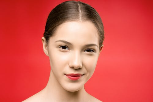 红色唇膏微笑的女人 · 免费素材图片