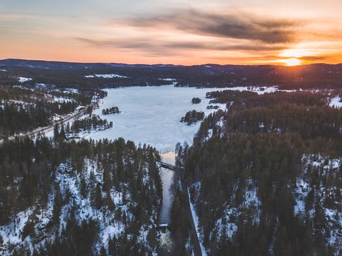 白雪皑皑的丛林，在日落的航拍照片 · 免费素材图片