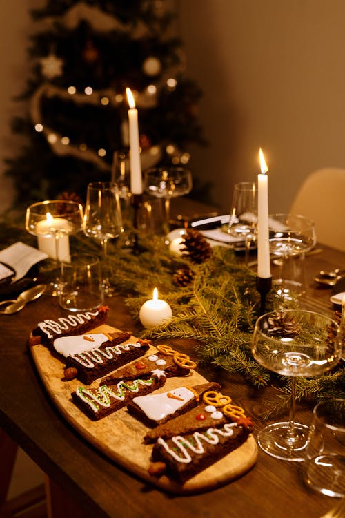 圣诞布朗尼送达餐桌 · 免费素材图片