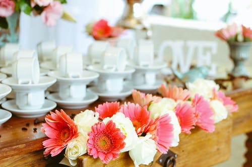 桌子上的粉红色花瓣的花安排 · 免费素材图片