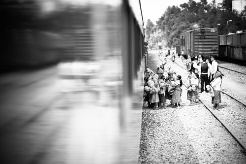 人们登上火车 · 免费素材图片
