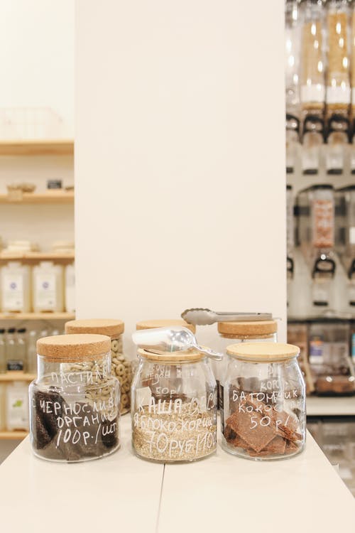 柜台上的玻璃罐 · 免费素材图片