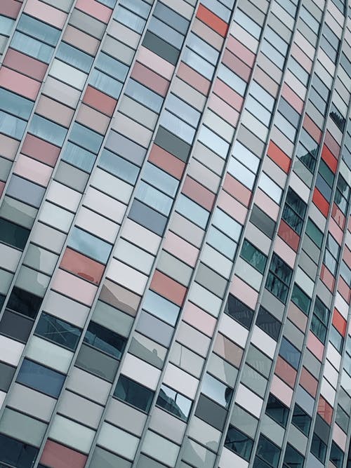 红色和白色的混凝土建筑 · 免费素材图片