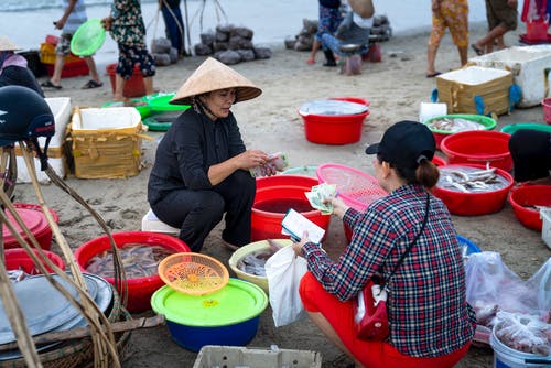 女人拿着钱的照片 · 免费素材图片