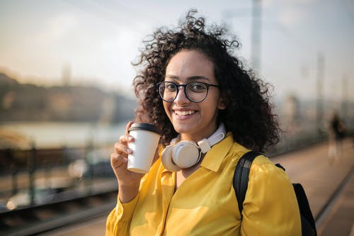 白色耳机喝咖啡的女人 · 免费素材图片
