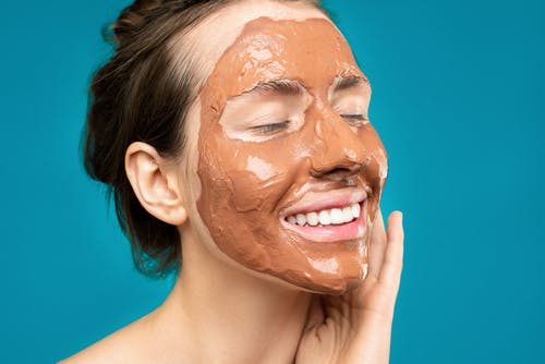 脸上的粘土面膜的女人 · 免费素材图片