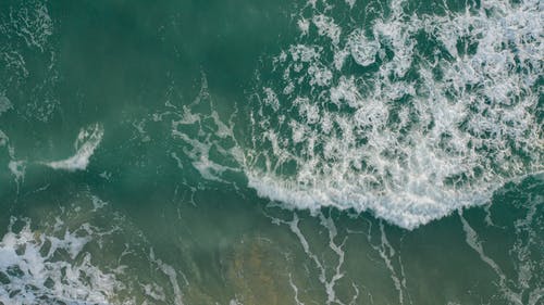 岸上的水浪 · 免费素材图片