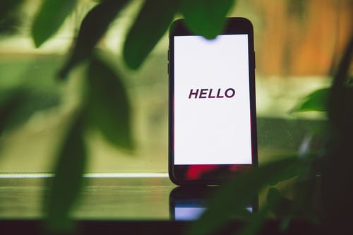 智能手机屏幕上的hello文字 · 免费素材图片