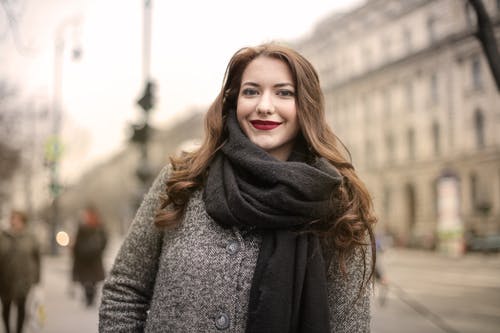 灰色外套微笑的女人 · 免费素材图片