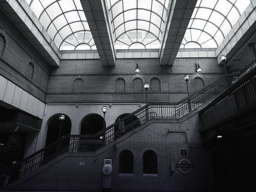 楼梯的灰度摄影 · 免费素材图片