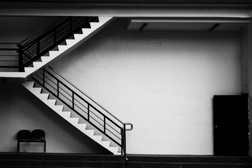 楼梯的黑白照片 · 免费素材图片