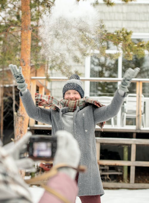 灰色外套和雪一起玩的人 · 免费素材图片