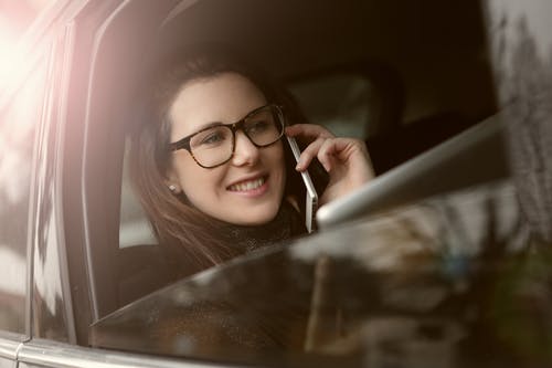 使用手机的女人的侧面照片 · 免费素材图片