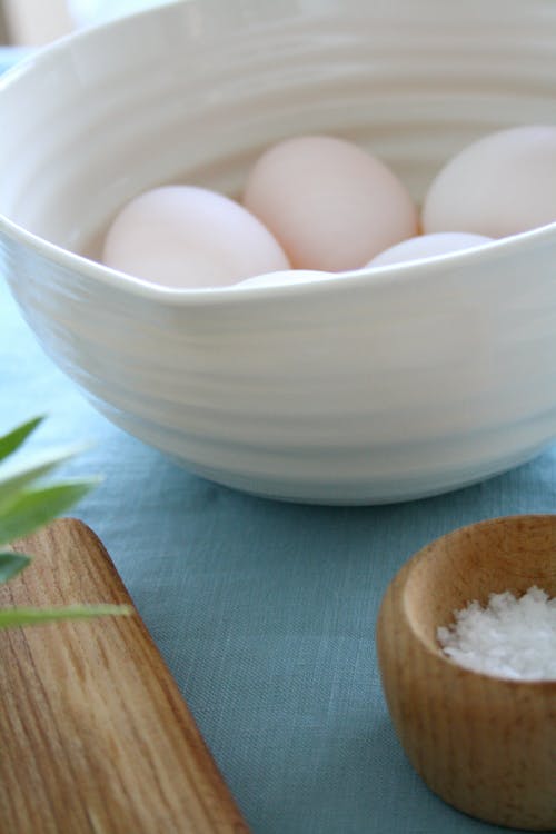 白色陶瓷碗白蛋 · 免费素材图片