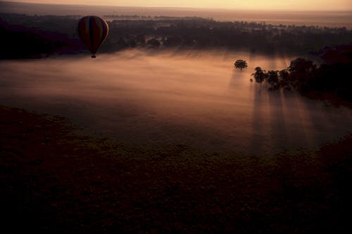 热气球在日落云层上方 · 免费素材图片