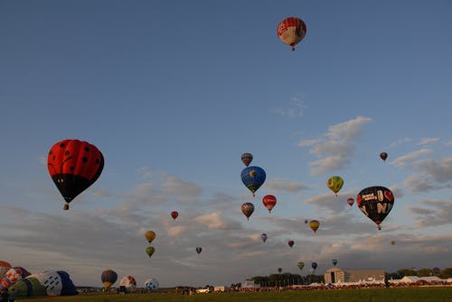 热气球批次的低角度摄影 · 免费素材图片