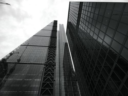玻璃建筑在灰色的天空下 · 免费素材图片