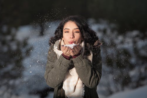 女人在户外吹雪 · 免费素材图片