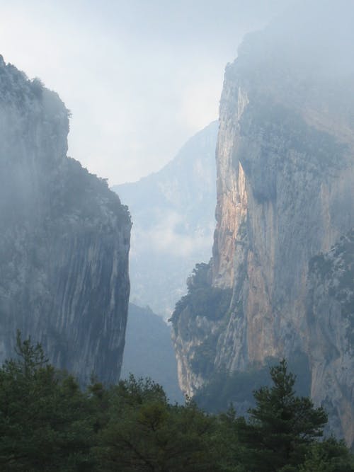 雾天下的山脉 · 免费素材图片