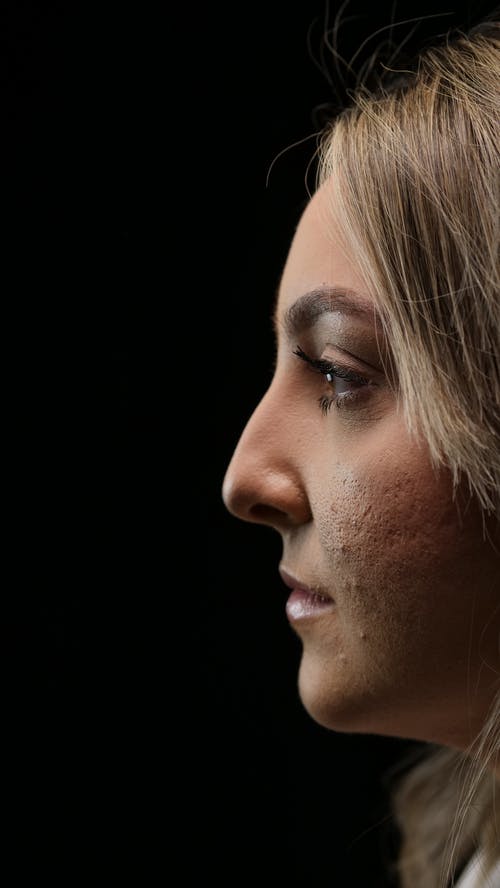 黑色背景中女人的侧面轮廓 · 免费素材图片