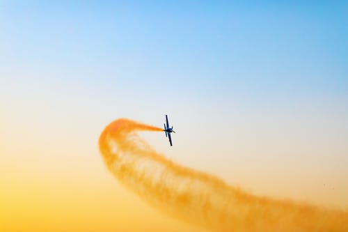 天空中的黑色飞机 · 免费素材图片