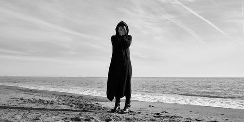 站在海边的女人 · 免费素材图片