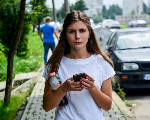 女人控股智能手机 · 免费素材图片