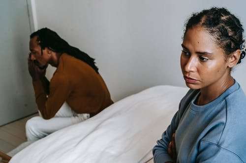 黑人夫妇花时间在床上与悲伤的脸 · 免费素材图片