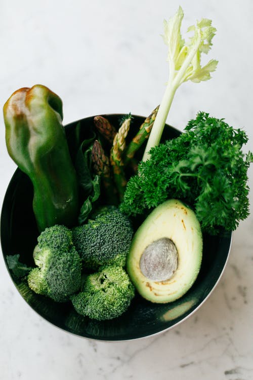 黑碗绿色蔬菜 · 免费素材图片