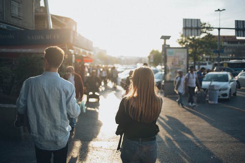 夫妻在大街上行走 · 免费素材图片