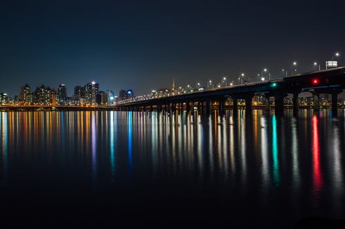 夜间照明的建筑物 · 免费素材图片