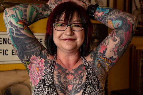 纹身的女人覆盖身体穿着胸罩 · 免费素材图片