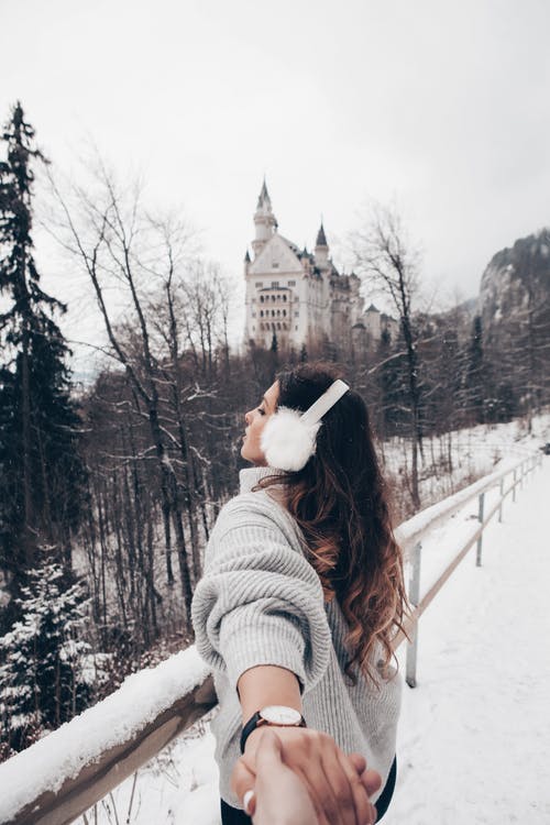 站在雪地上的灰色针织毛衣的女人 · 免费素材图片