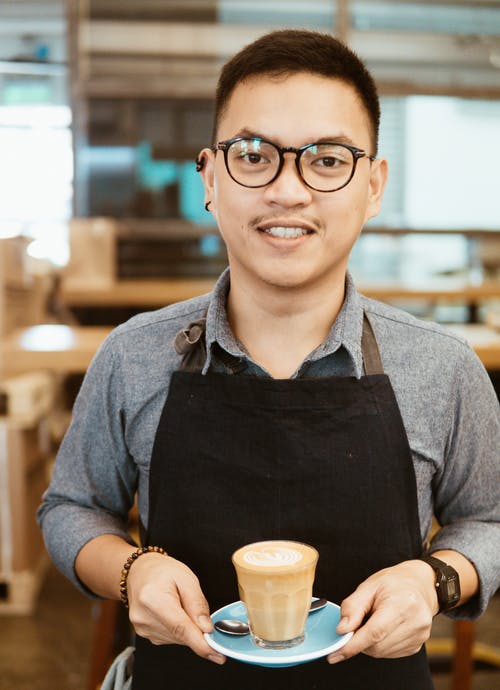 男子携带杯咖啡 · 免费素材图片