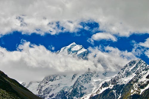 多云的天空下的雪山 · 免费素材图片