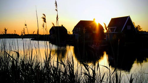河边的房屋的剪影照片 · 免费素材图片
