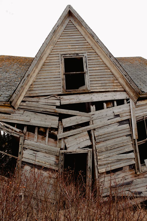 木制损坏废弃的乡村房子在村子里 · 免费素材图片