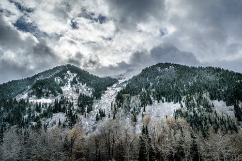 多云的天空下的山 · 免费素材图片