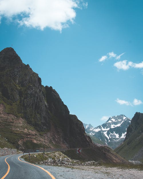 蓝蓝的天空下的混凝土路和山 · 免费素材图片