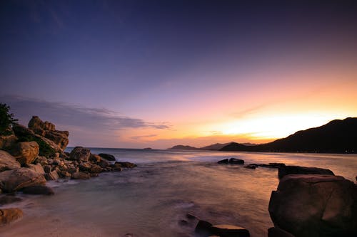 海岸线和巨石的照片 · 免费素材图片