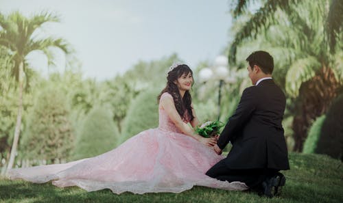 夫妻坐在草地上 · 免费素材图片