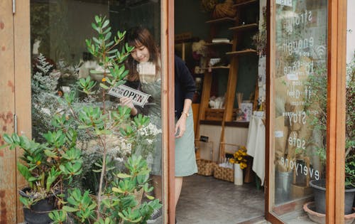 亚洲花店在商店的墙上转动招牌 · 免费素材图片