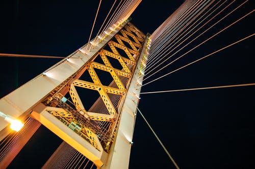 夜间白色和黄色吊桥的低角度摄影 · 免费素材图片