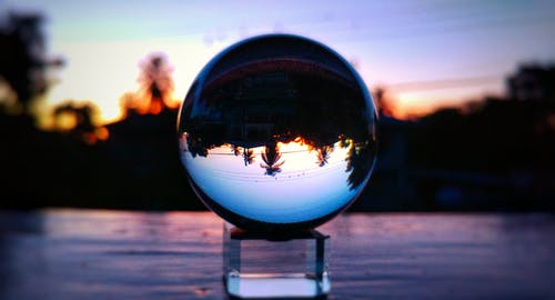 透明玻璃球的选择性聚焦照片 · 免费素材图片