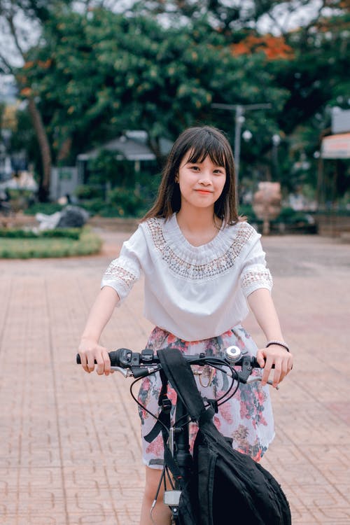 女子骑自行车 · 免费素材图片