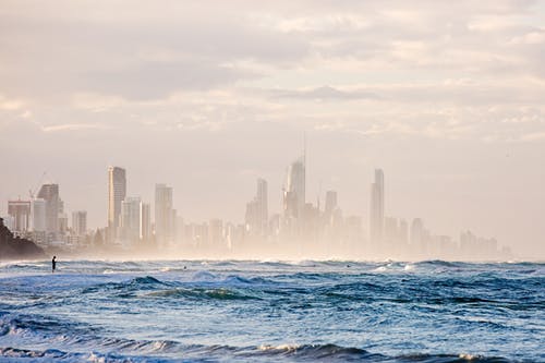 海洋附近建筑物的照片 · 免费素材图片