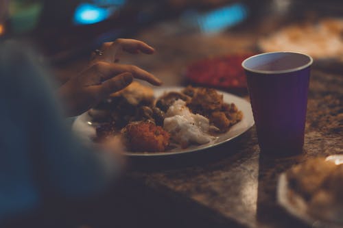 杯煮熟的食物，旁边杯 · 免费素材图片